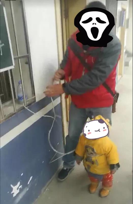 违法行为人姚某高用电线将小源栓在派出所窗户上 图片来源:隆回县公安局