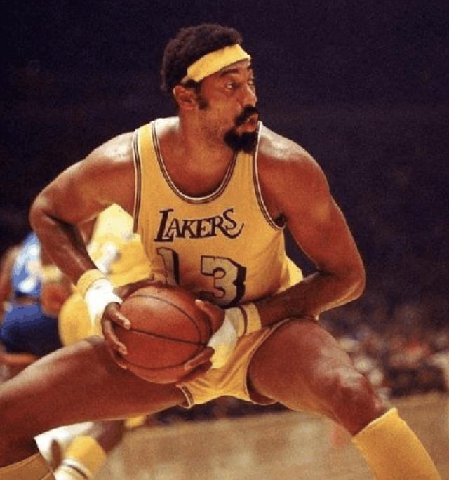 两根手指抓篮球!得分篮板助攻全称王,放现在却