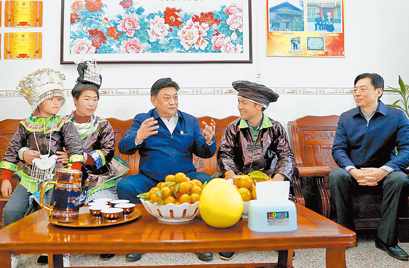 白玛赤林率中央代表团四分团在河池看望慰问各族各界干部群众