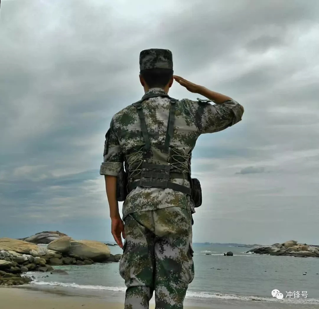 当兵有两朵大红花,一朵入伍光荣,一朵光荣退伍……