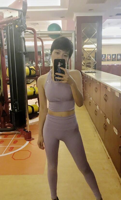 汪涵爱妻杨乐乐在微博分享了两张美照,并配文:"停了一个半月的健身