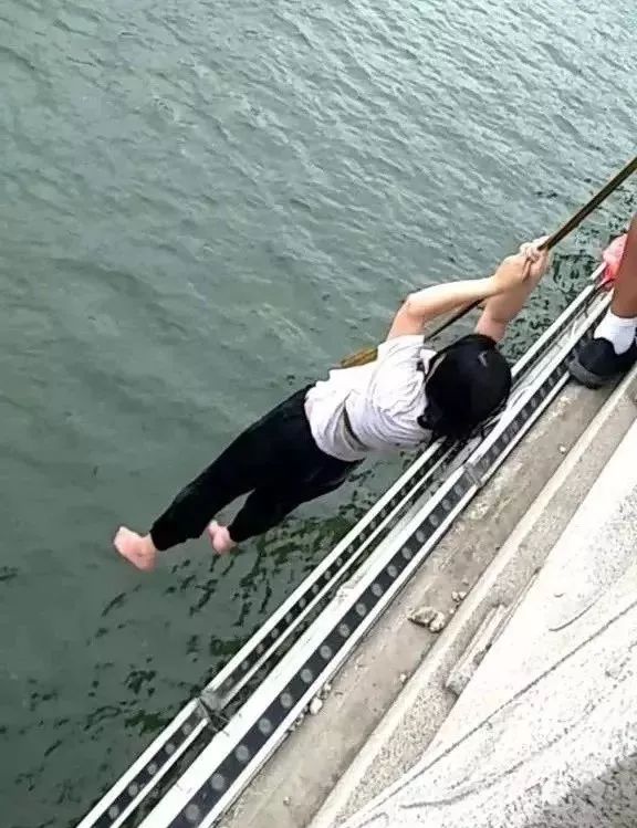 妈和媳妇同时掉水里先救谁中国军人这样回答