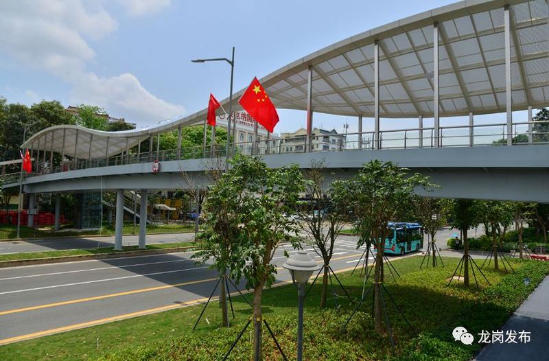 建新社区人行天桥位于龙翔大道建新社区段,联系道路北侧爱联建新社区