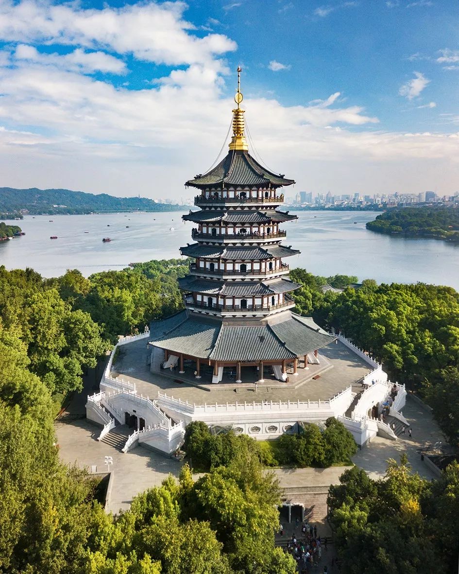 旧雷峰塔已于1924年倒塌,后重建,新建的雷峰塔为中国首座彩色铜雕