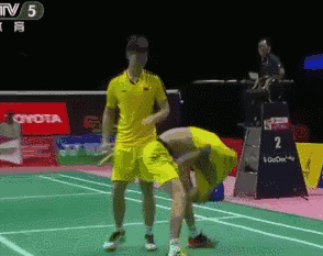 看到队友的挣扎 刘雨辰无奈地拍了拍他