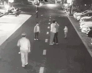 男子遛狗不拴绳,还把保护孩子的妈妈按在地上打!-图片9