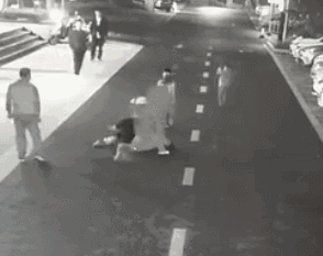 男子遛狗不拴绳,还把保护孩子的妈妈按在地上打!-图片11