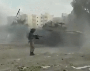 比亚反对派轰炸的黎波里机场 双方等待国际调