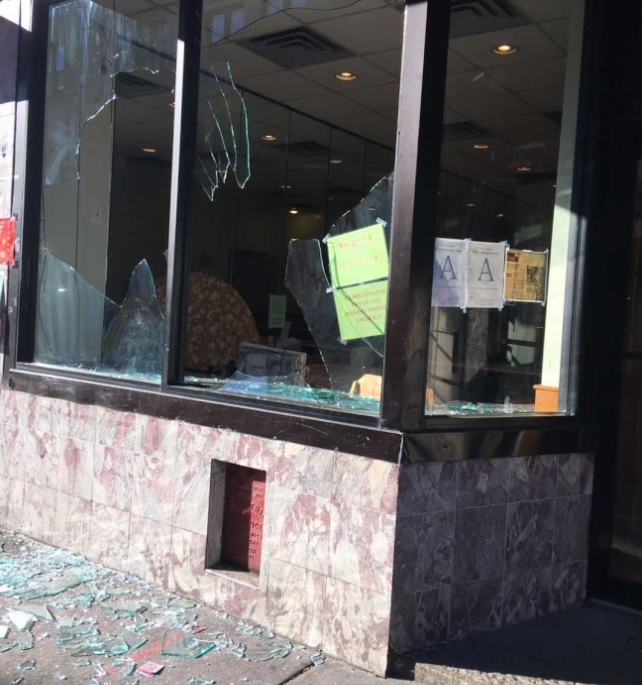 被打碎玻璃的华人餐厅（图源：《世界日报》）