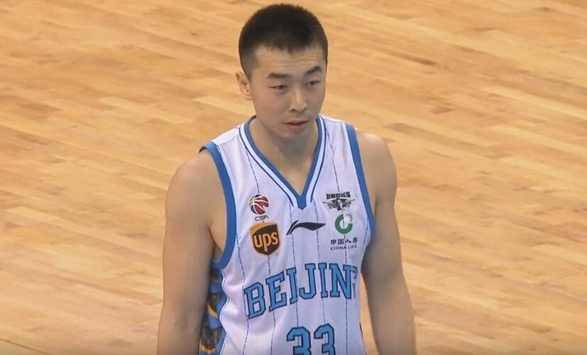 王骁辉两次违体犯规 直接被驱逐出场