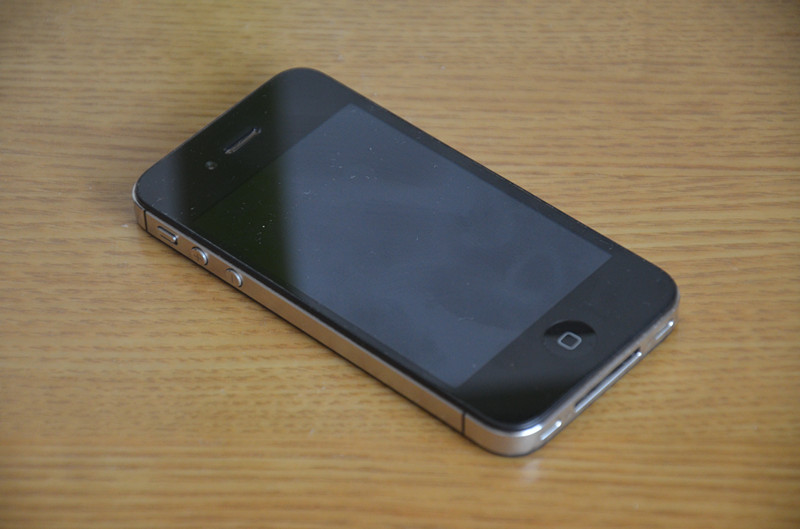 siri智能语音助手和icloud云端服务,硬件方面,搭载苹果a5双核处理器