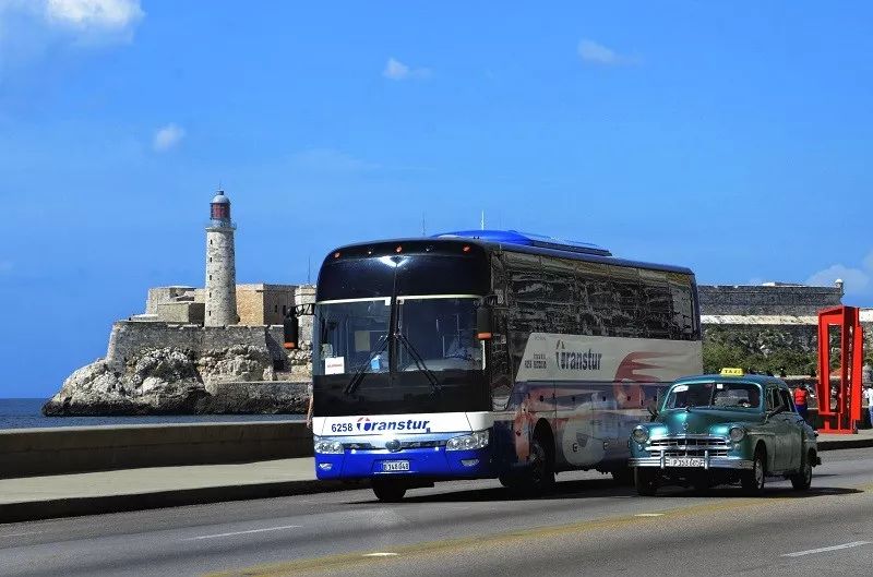 ▲资料图片：2019年4月19日，一辆宇通客车在古巴首都哈瓦那海滨大道上行驶。（新华社）