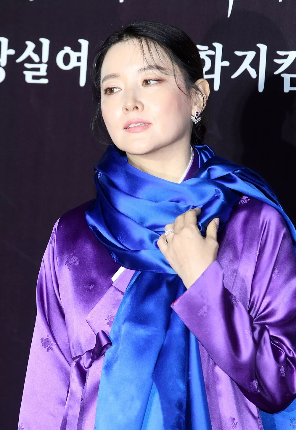 李英爱越穿越大胆,参加活动不穿礼服穿韩服,却被大红内衬抢了镜