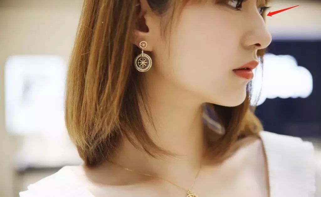 鼻子是驼峰鼻,又挺又翘.