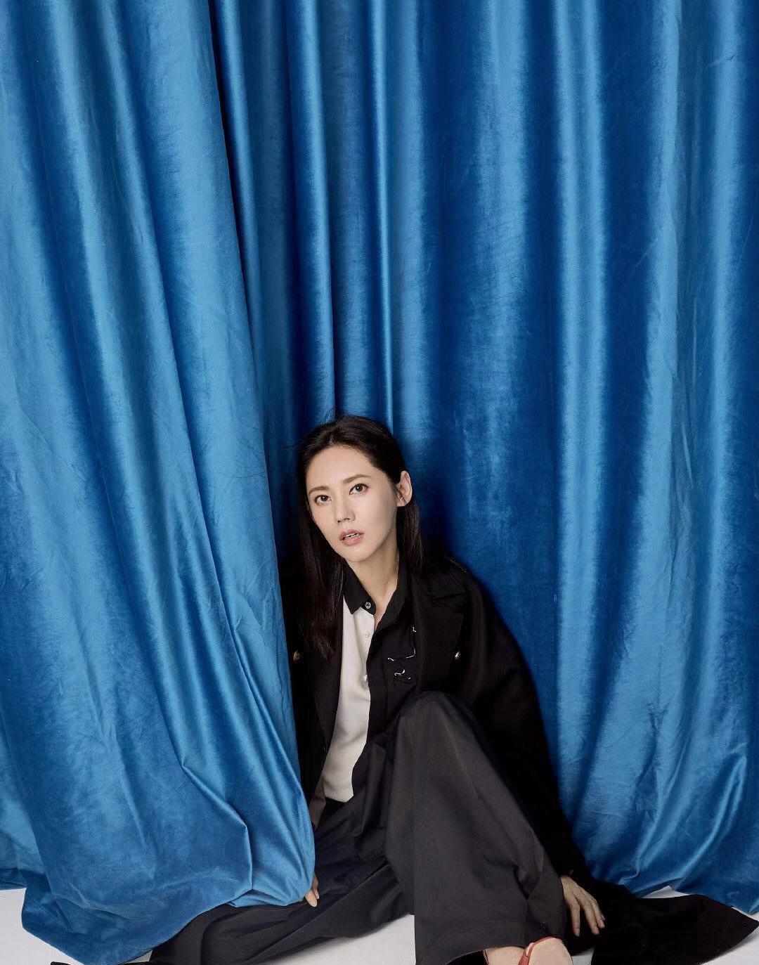 秋瓷炫拍摄时装大片,造型多变表现力强,40岁了依旧女神范