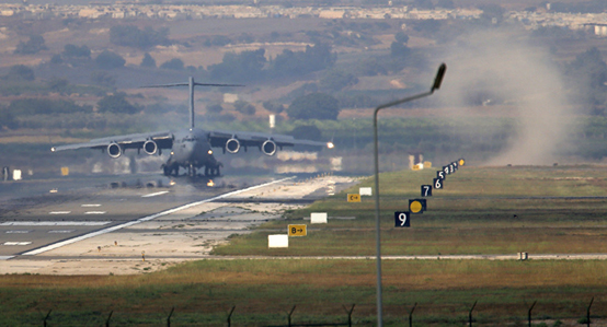 　　在因吉尔利克基地起飞的美国空军C-17运输机。