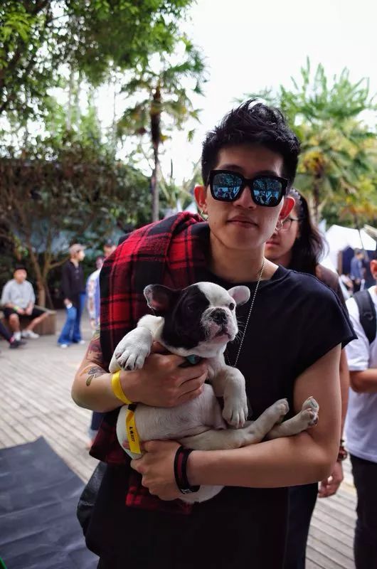 严斐(贝斯手)乐队走到现在这么多年,让我体会最深的就是团队的力量