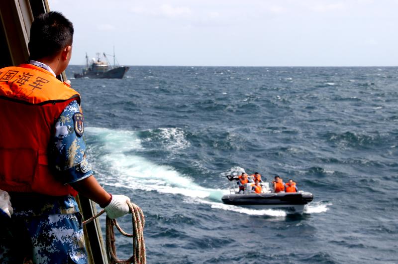 渔船发生翻扣事故,海军吉安舰驰援救人|吉安舰|船员|海军_新浪新闻