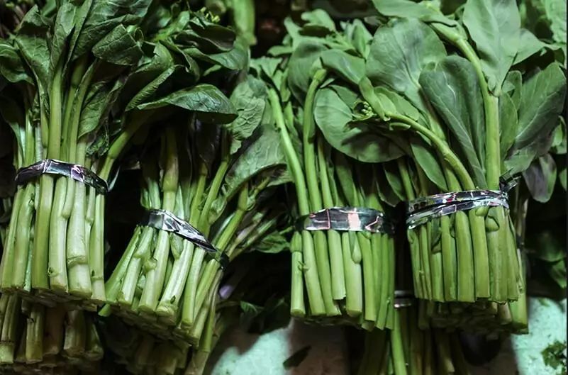 白菜苔,是小白菜在春季时节从菜芯里抽出的苔,掐苔的尖部食用.