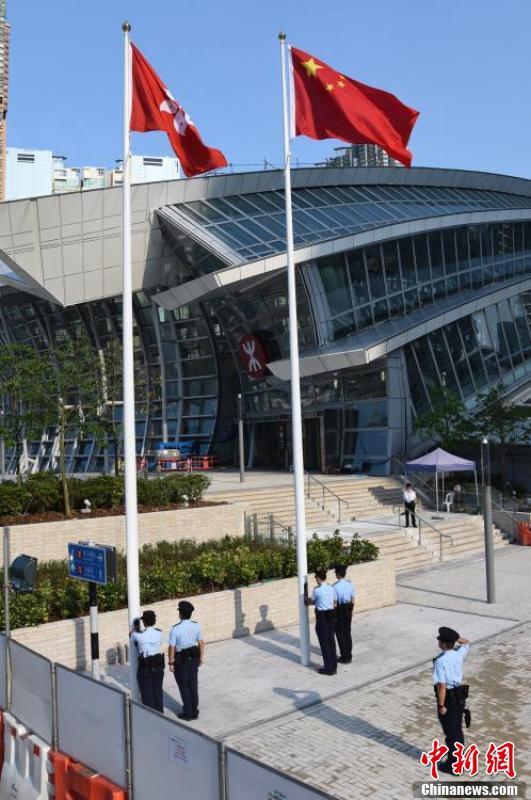广深港高铁香港西九龙站举行升旗仪式