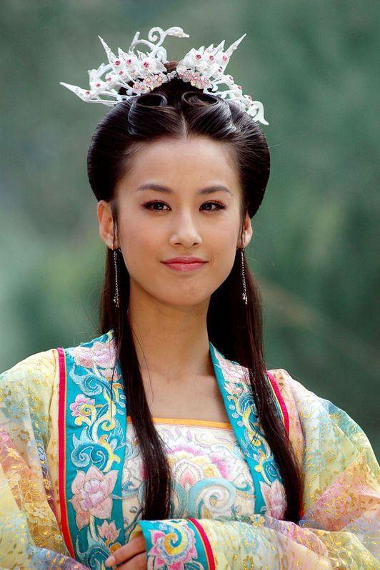 黄圣依有些经历和挣扎是人生不可避免的