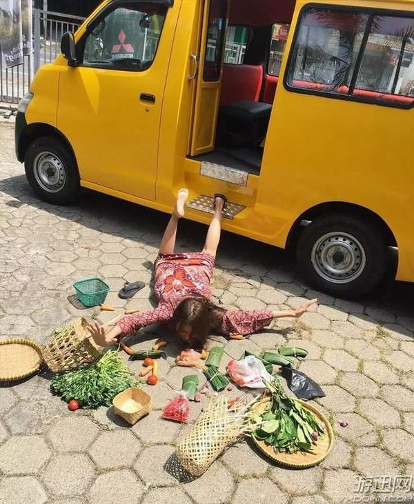 战斗民族模特发起"摔倒炫富"挑战 网友脑洞作品笑抽