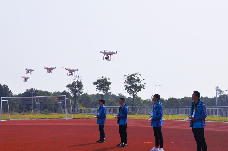 无人机花样队列公开赛惊艳校园