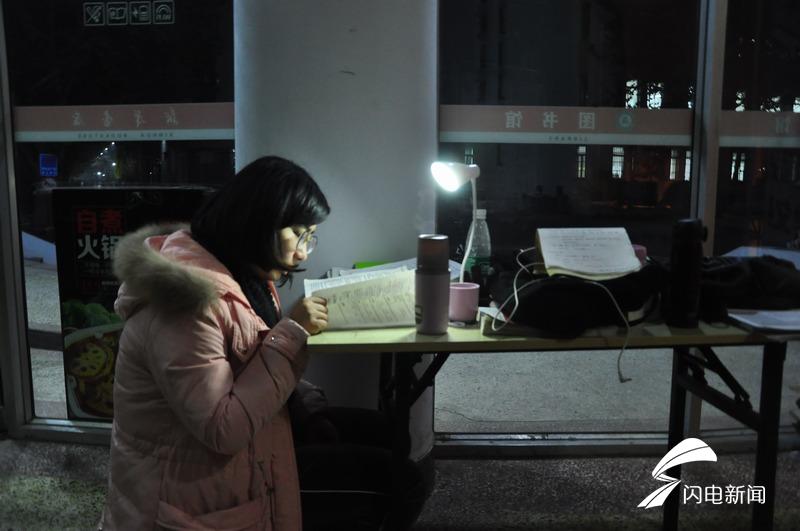 德州大学生自习室挑灯夜读备战考研组图