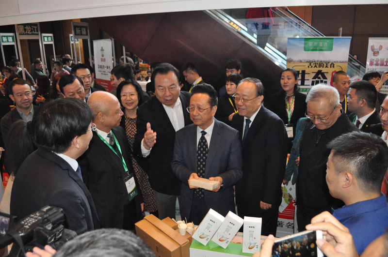 黑龙江省泰来县副县长梁兴旺代表受助贫困地区地方政府发言,他感谢