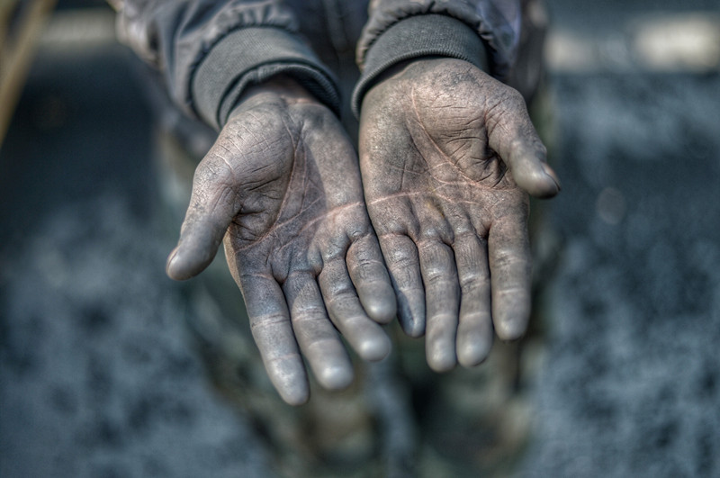 60岁,他们骑着摩托车走街串巷,平均每天送煤超过10吨,双手布满了老茧