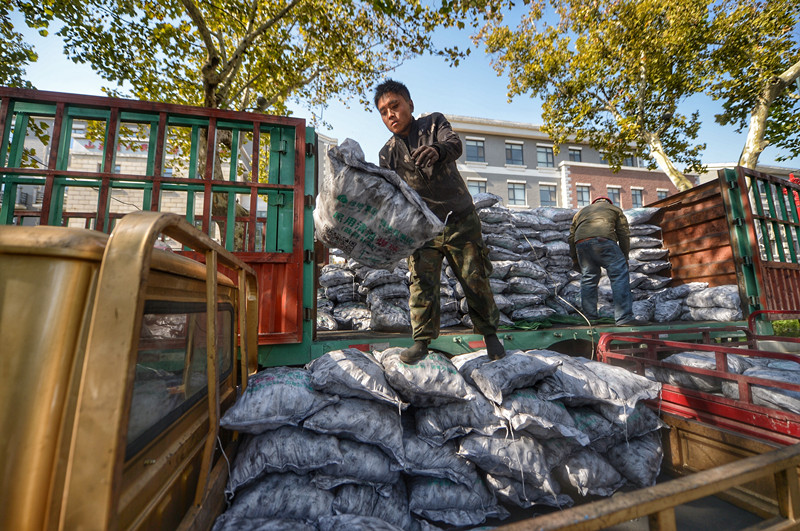 据了解,为居民配送清洁煤的均是农民工,年龄最大的已经年近60岁,他们