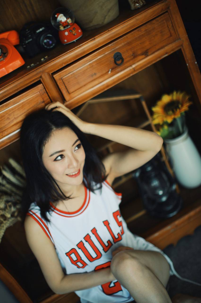 今日图集:上戏校花卓琳拍摄球衣写真 身着乔丹球衣风姿绰约