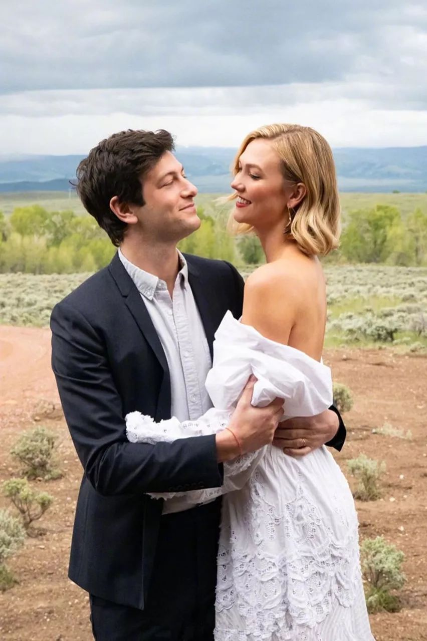 小kk低调出街,富商老公手牵娇妻外形帅气,高挑身材不输时尚男模