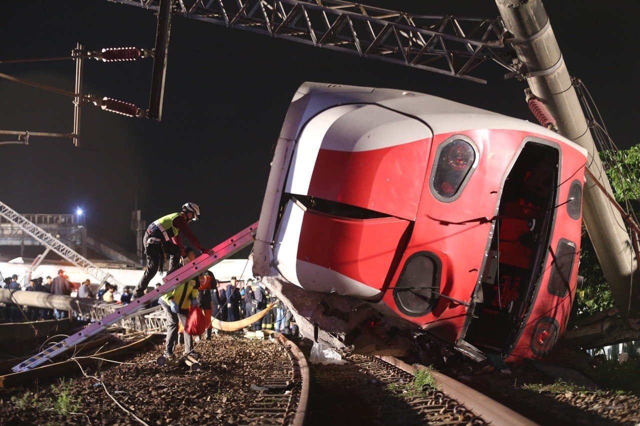 现场救援视频曝光！火车在湖南境内侧翻致30余趟列车晚点-天下事-长沙晚报网