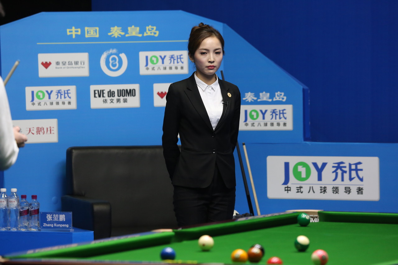 今日图集:美女台球裁判王钟瑶