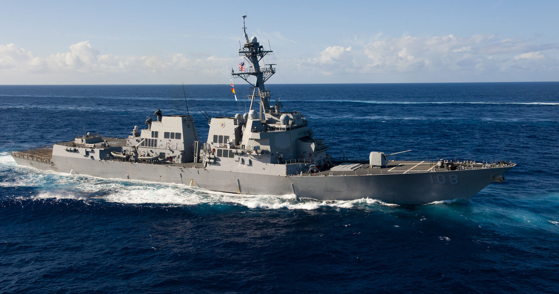 美军称其驱逐舰进入中国南海永暑礁和美济礁12海里