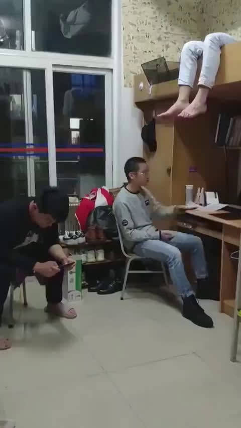 每个男生宿舍都有一个脚特别臭的同学