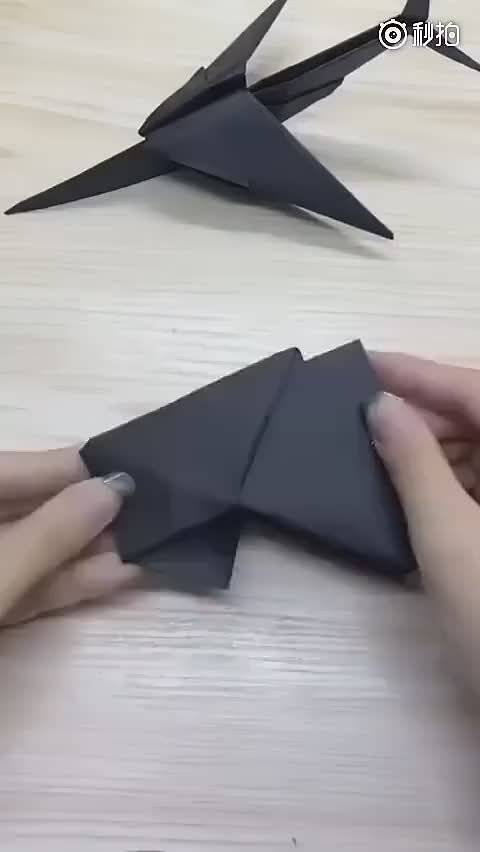 这款纸飞机号称空中之王,停留时间超长,孩子玩