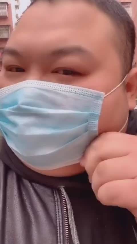 脸大的人戴口罩难为你了,口罩戴出了比基尼 的既视感!