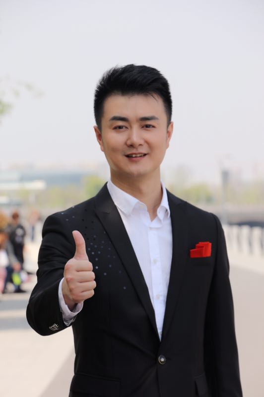 国家二级播音员,浙江省播音主持委员会委员.