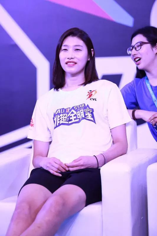 全明星|金软景现场领了个"男友"?这个球迷见面会够劲爆!