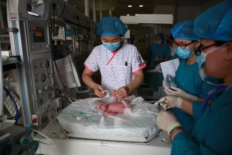 长春26岁妈妈生下四胞龙凤胎两个男宝宝两个女宝宝均是早产儿需进一步