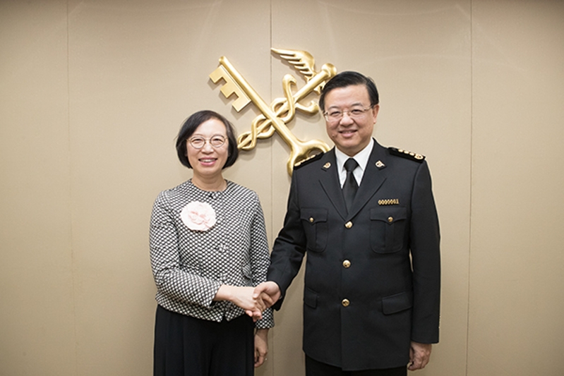 高立强/摄图为:倪岳峰见证《海关总署和香港特别行政区食物及卫芍局