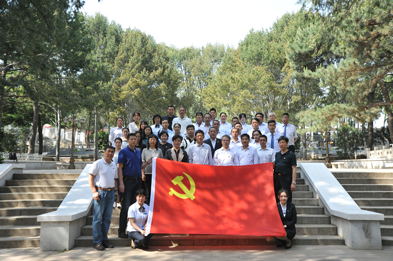 缅怀革命先辈 勤勉敬业工作--记离退休干部局在