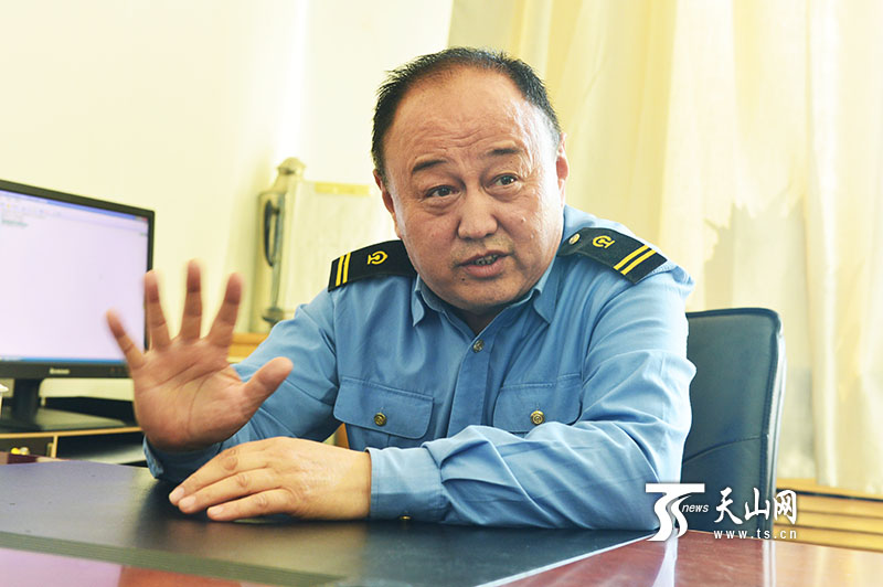 阿拉山口铁路运转车间党支部书记阿扎提汉    吐汉,他是阿拉山口第一