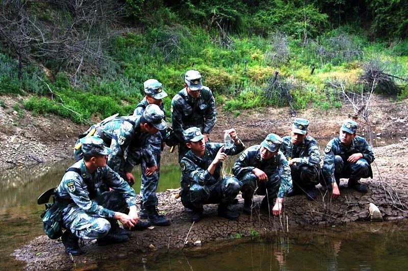桂林联勤保障中心某教导队开展野战生存训练