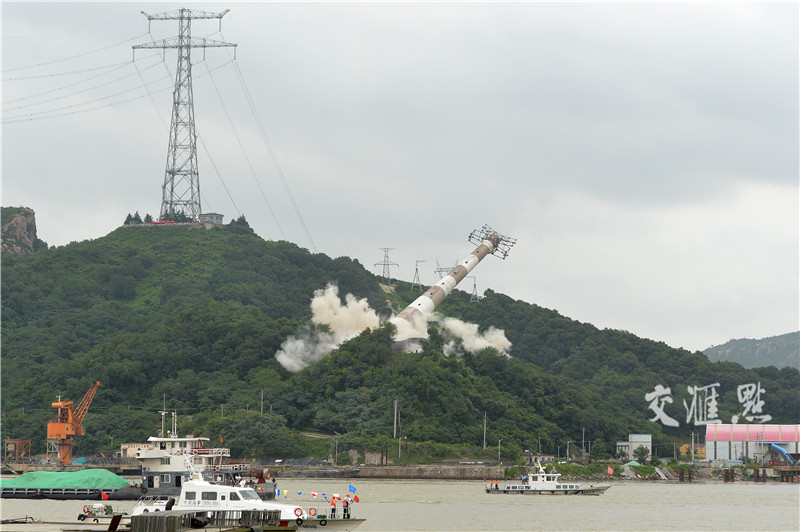 镇江五峰山长江跨越塔成功爆破长江大港大船净空障碍全部消除
