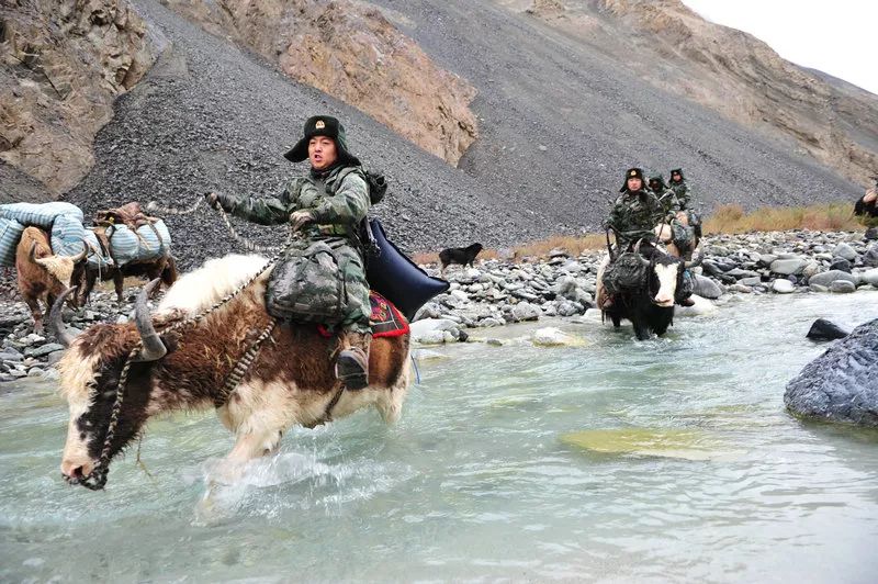 红其拉甫边防连官兵骑牦牛巡逻吾甫浪沟:在风雪和洪水夹缝中生存