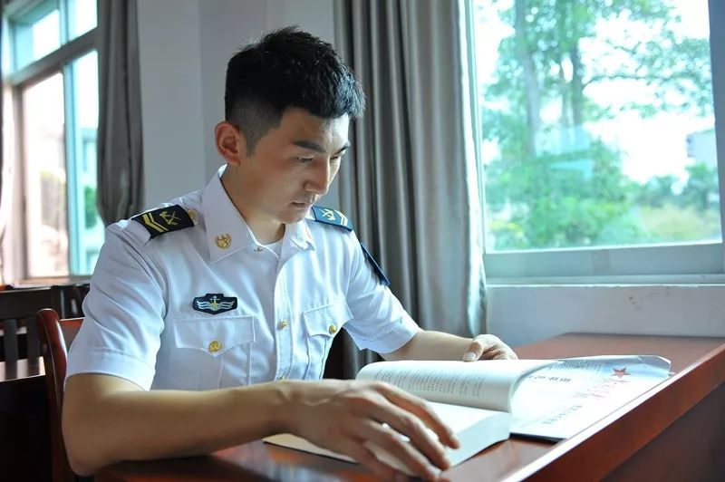 "感谢海军叔叔,危急时刻对我妈妈伸出援助之手!