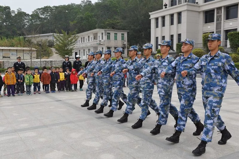 快看,他就是那个走齐步“顺拐”的人!_新浪军事_新浪网